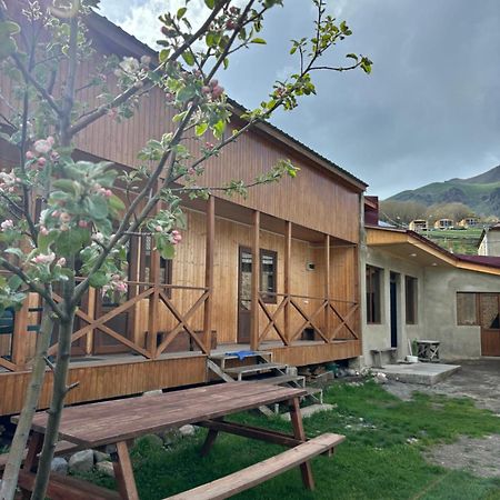 Family Hostel Nika Казбеги Екстериор снимка